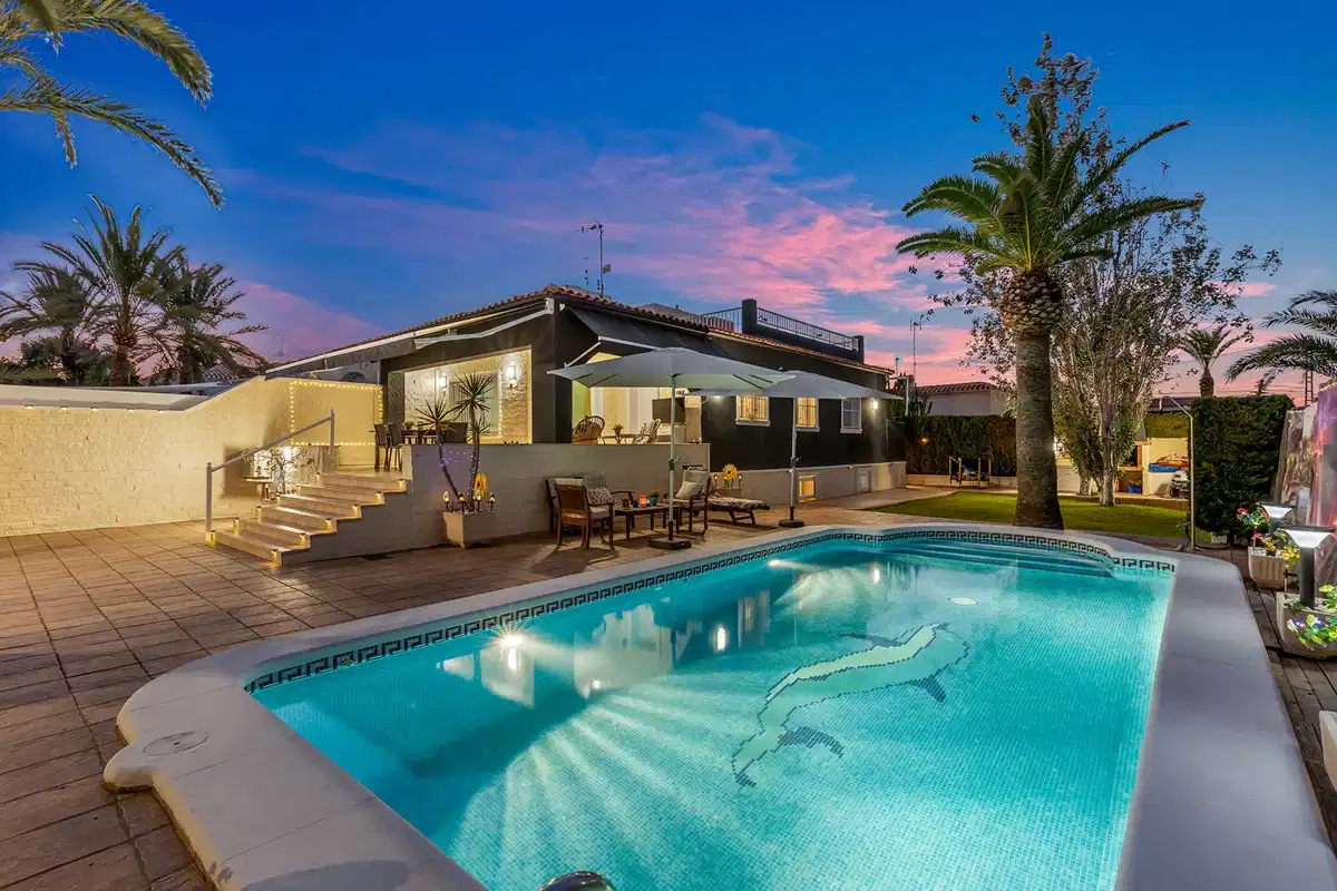 4-bedroom, 2-bathroom Spacious Detached Villa with Sea Views and Private Pool in Rocío del Mar, 200m from the Beach