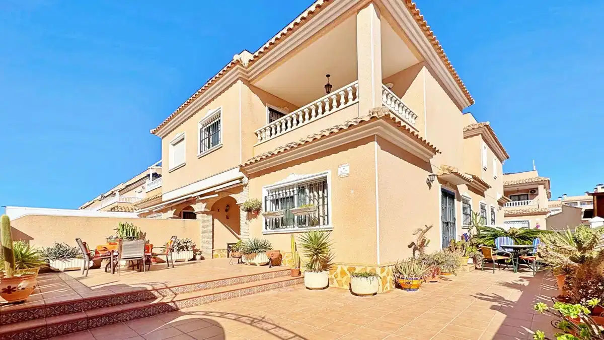 3-bedroom, 2-bathroom Corner Quad-Style Duplex in Vista Azul, Villamartin – 3 Bedrooms, Solarium & Private Parking