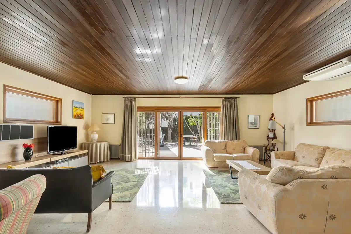 5-bedroom, 3-bathroom Spacious House with Large Plot and Private Pool in Las Filipinas, Villamartín
