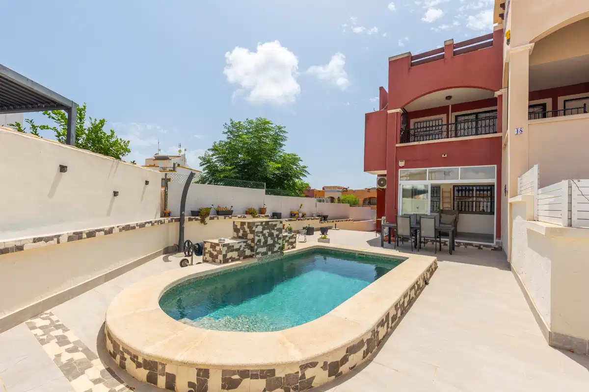 2-Bedroom, 2-Bathroom Corner Ground Floor Bungalow with Private Garden and Pool in Dream Hills, Los Altos