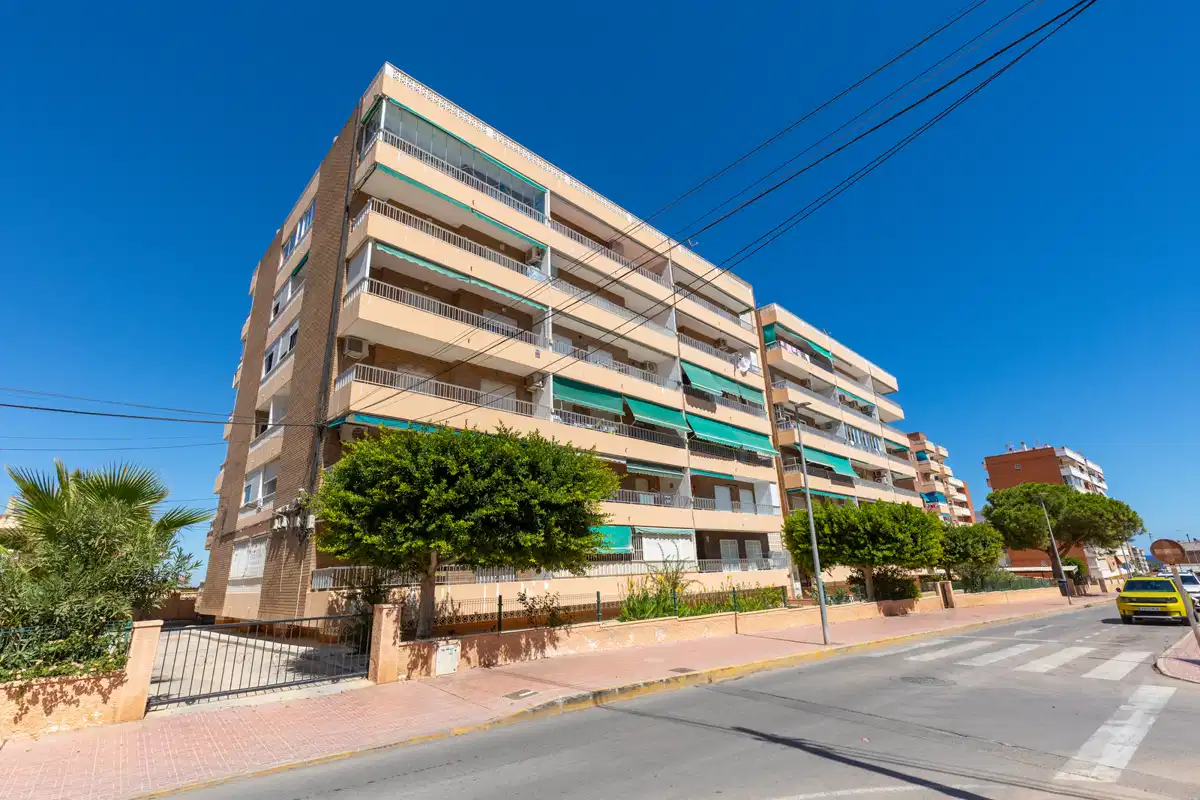 2-Bedroom, 2-Bathroom Apartment with Sea Views and Renovation Potential in Rocío del Mar