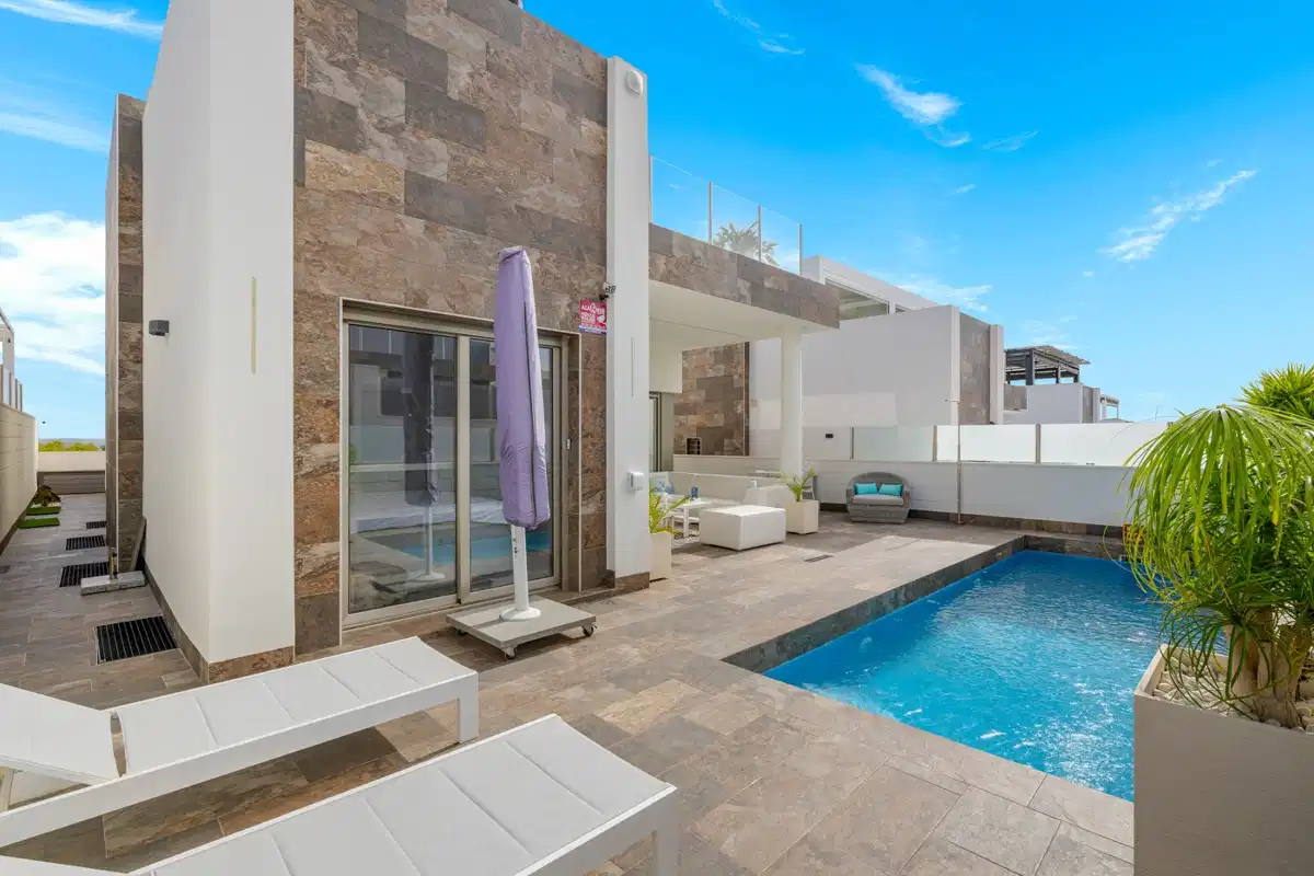 5-Bedroom, 2-Bathroom Villa with Guest House, Solarium, and Private Pool