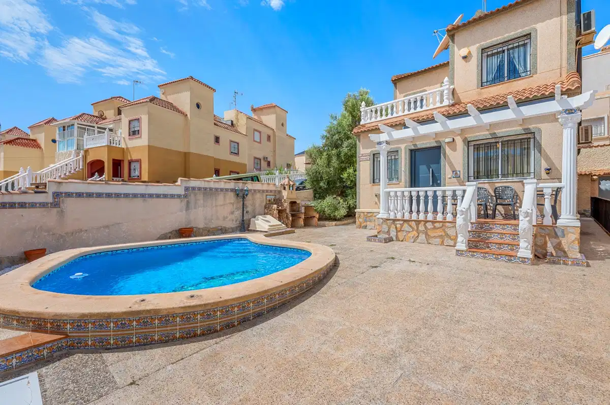 3-Bedroom, 2-Bathroom Detached Villa with Private Pool in Las Filipinas, Villamartín