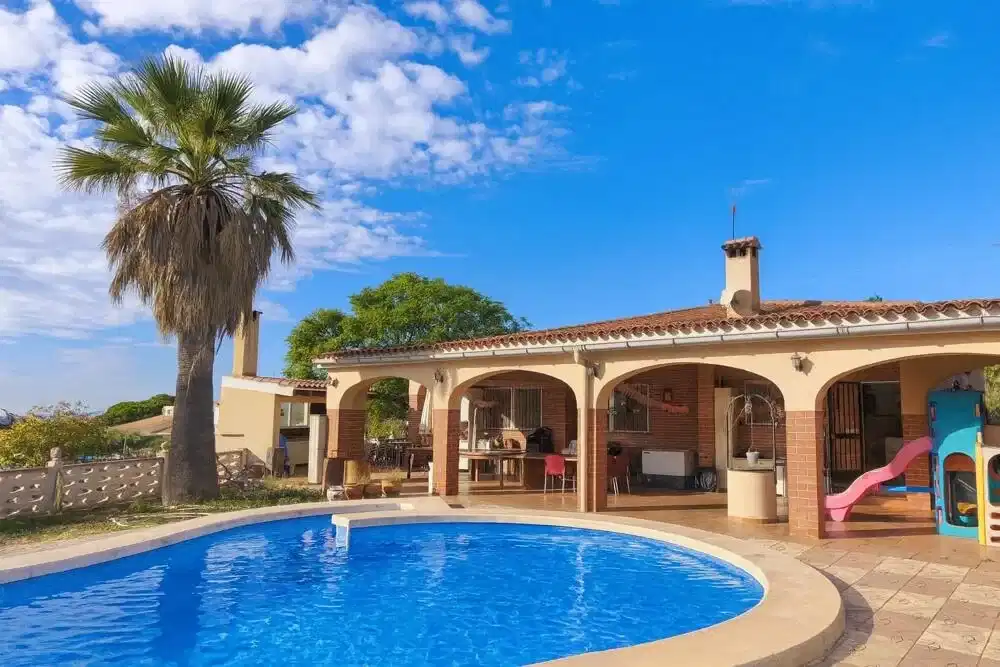 5-Bedroom Mediterranean Villa with Exceptional Potential in Prime Busot Location
