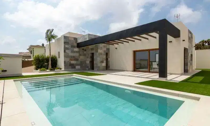 3-Bedroom, 4-Bathroom Villa with Private Pool and Solarium in Los Altos