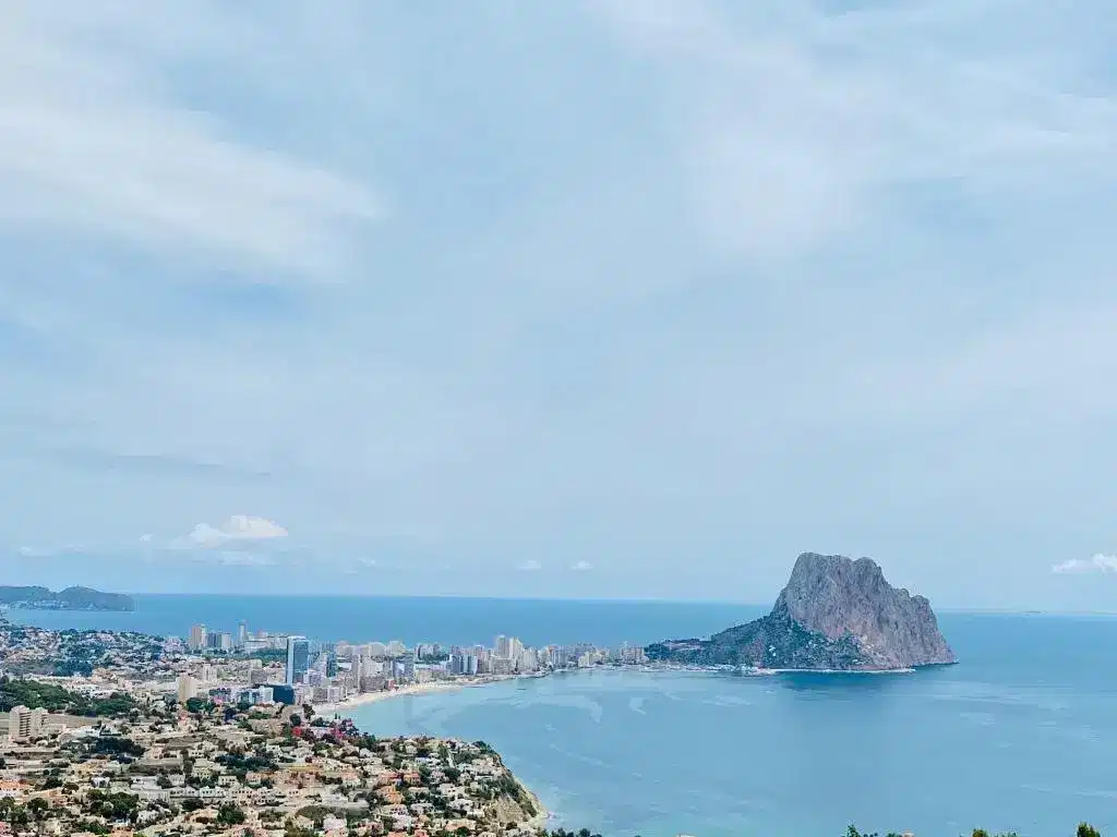 4-Bedroom, 5-Bathroom Villa with Panoramic Sea and Peñón Views in Calpe