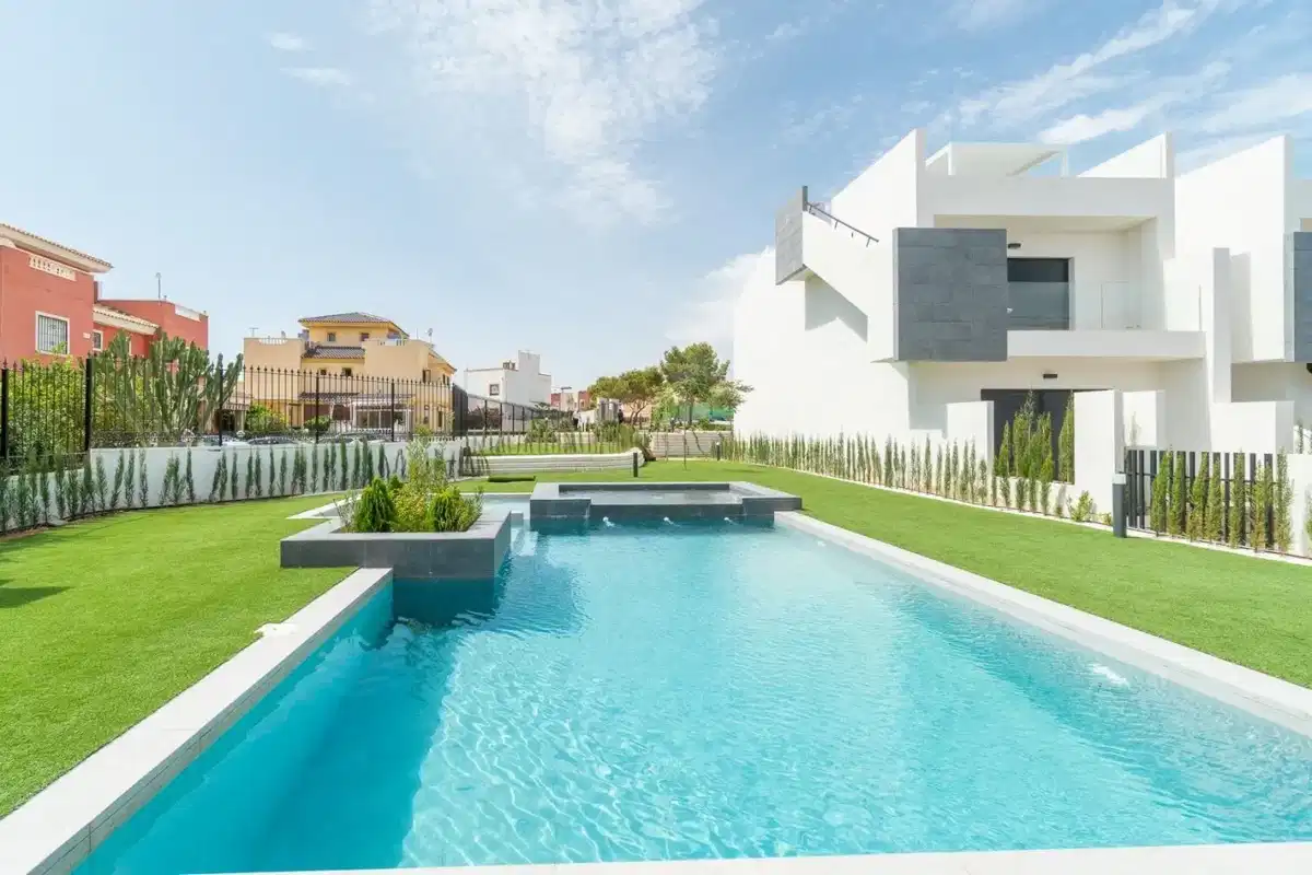 2-Bedroom, 2-Bathroom Top Floor Bungalow with Panoramic Views in Los Balcones, Torrevieja