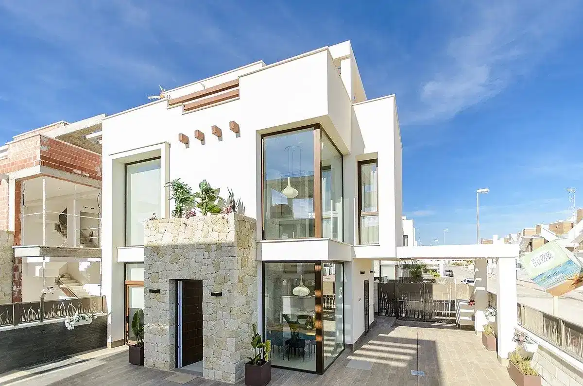 3-Bedroom, 2-Bathroom Villa with Private Pool and Solarium in Playa Honda