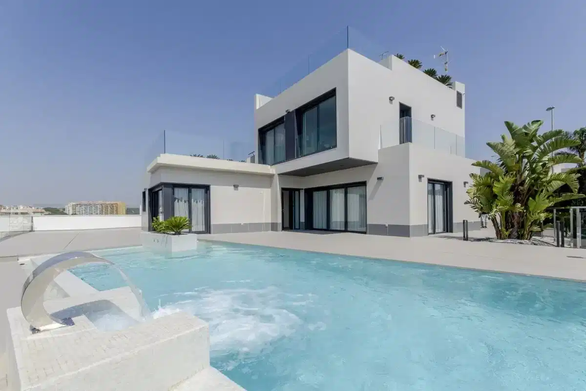 3-Bedroom, 2-Bathroom Villa Just 250m from the Beach in Campoamor