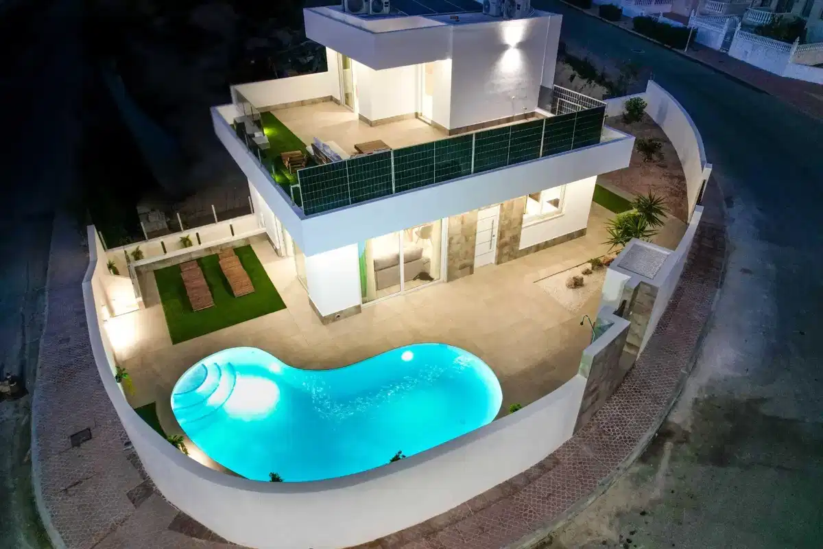3-Bedroom, 2-Bathroom Villa with Golf Views and Spacious Terraces Near La Marquesa