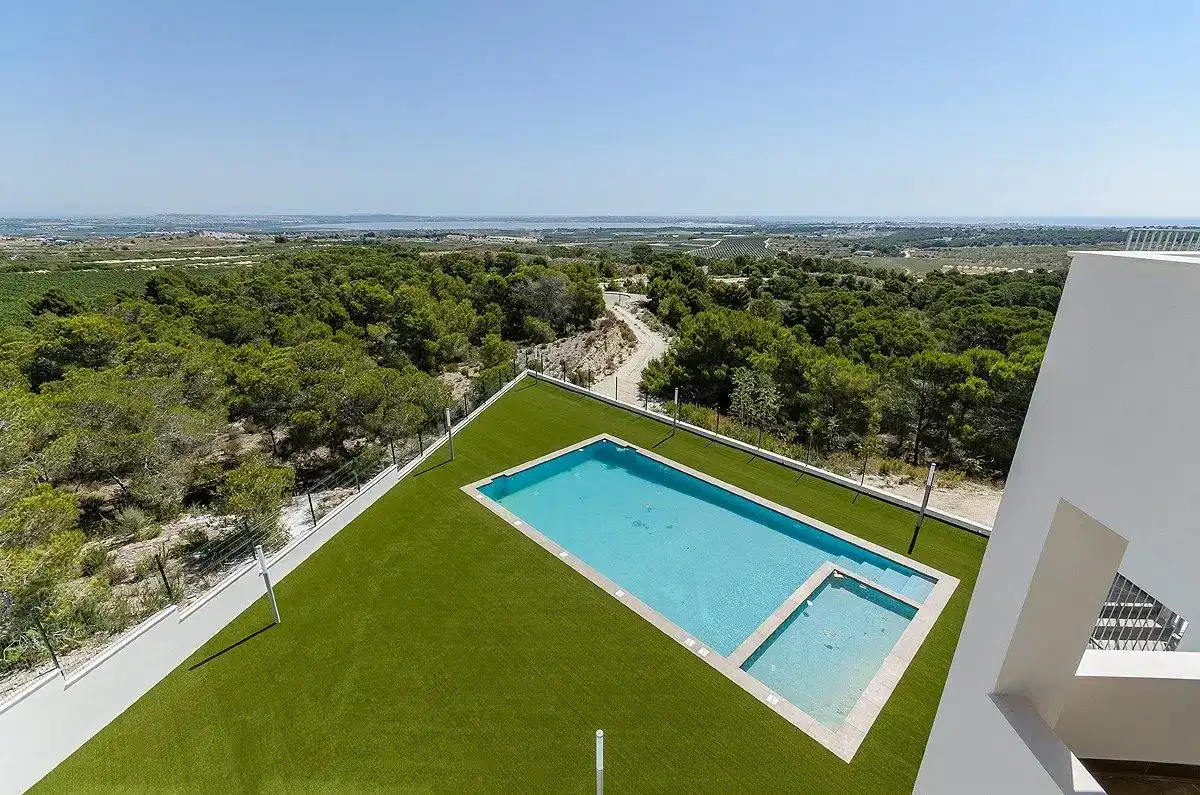 3-Bedroom, 2-Bathroom Top Floor Bungalow with Communal Pool and Parking in San Miguel de Salinas