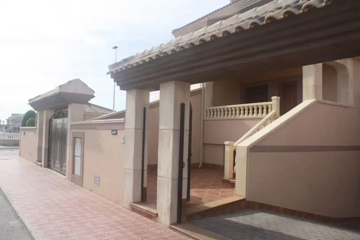 2-Bedroom, 3-Bathroom Townhouse with Solarium and Garage in Los Altos, Torrevieja