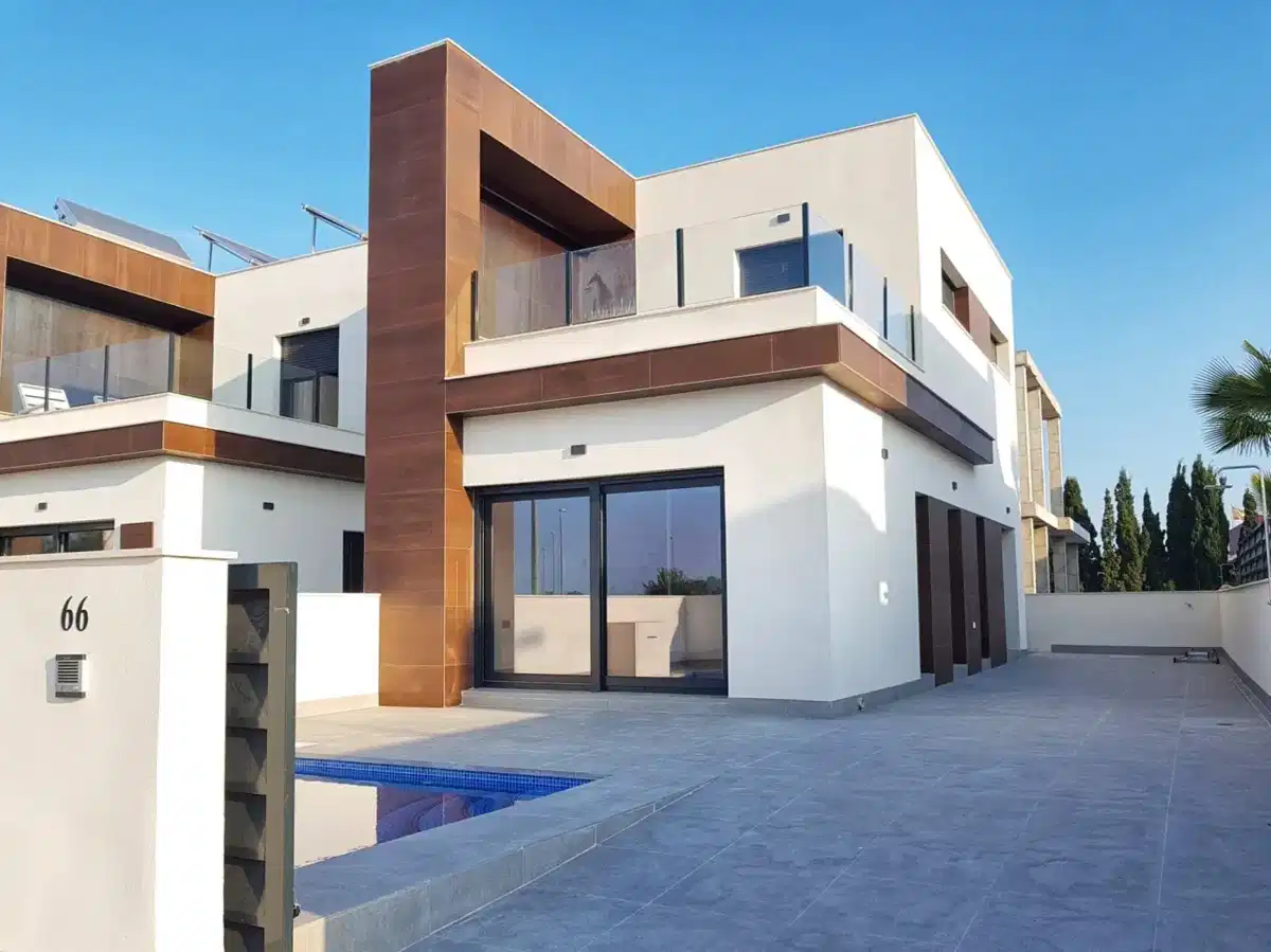 3-Bedroom, 2-Bathroom Semi-Detached Villas in Daya Nueva with Private Garden and Pool