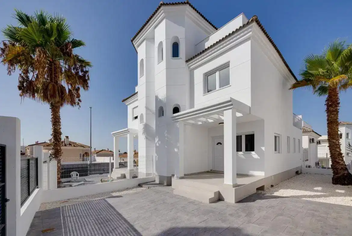 3-Bedroom, 3-Bathroom Villa with Solarium and Communal Pool in San Fulgencio