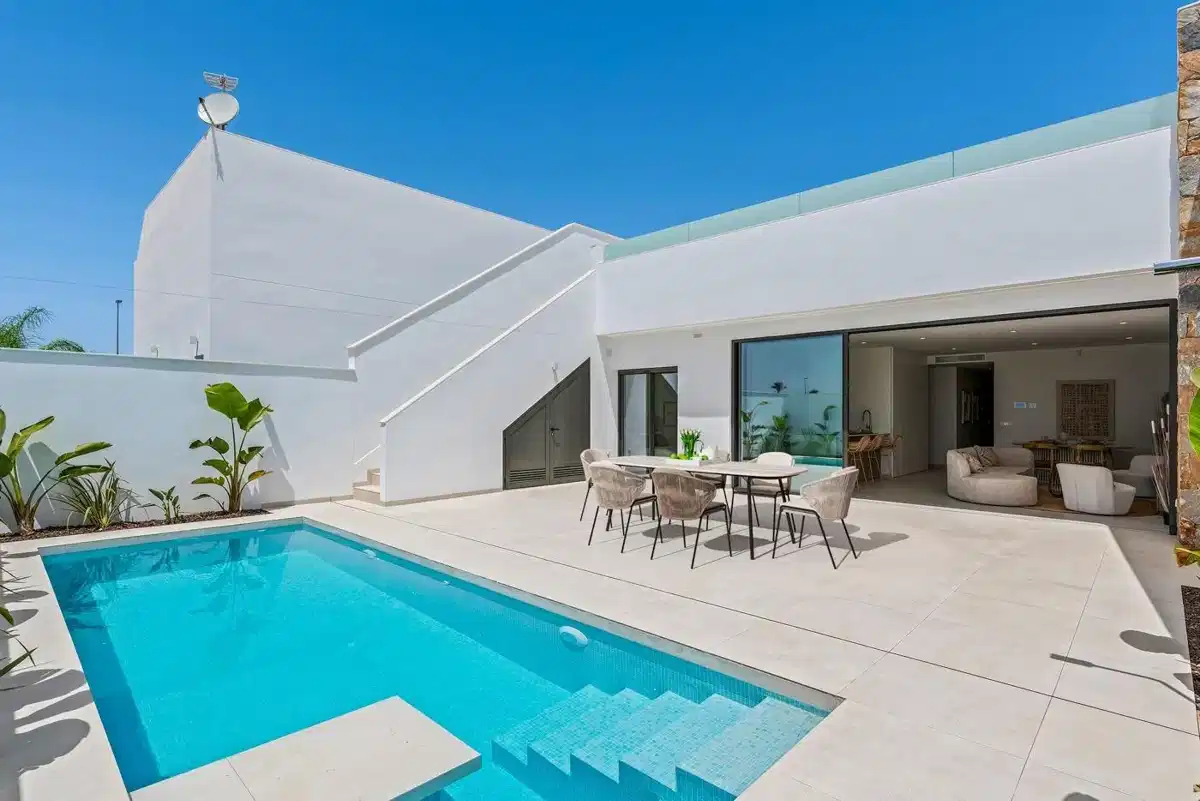 3-Bedroom, 2-Bathroom Modern Townhouse with Private Pool and Solarium in Los Alcázares