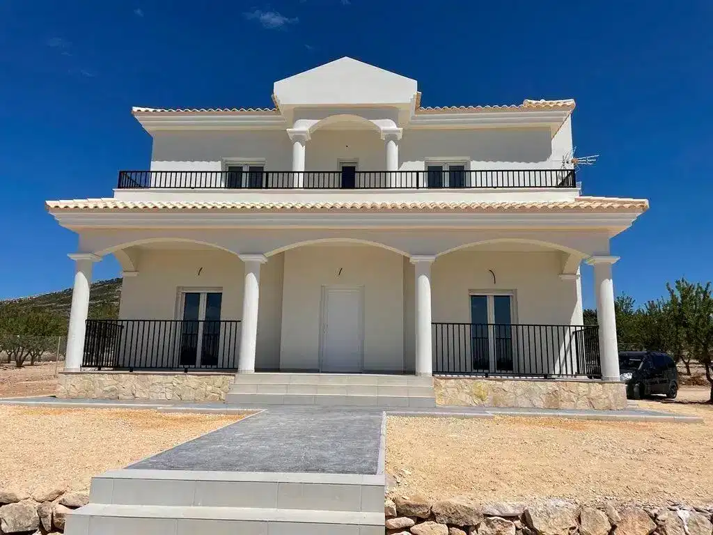 4-Bedroom, 3-Bathroom Villa with Customizable Design and Scenic Views in Pinoso