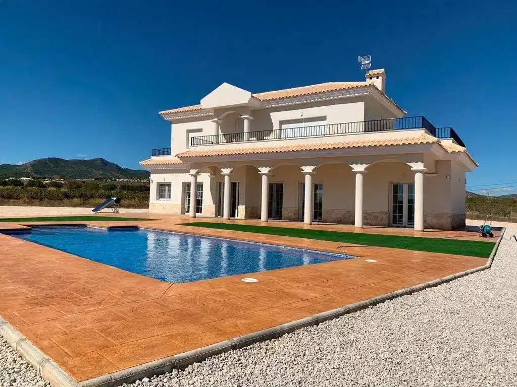 4-Bedroom, 3-Bathroom Villa with Customizable Design and Scenic Plots in Pinoso