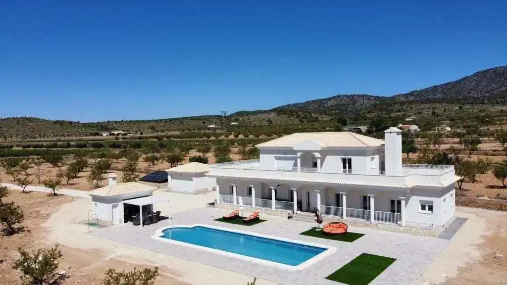 6-Bedroom, 4-Bathroom Villa with Customizable Design and Scenic Views in Pinoso