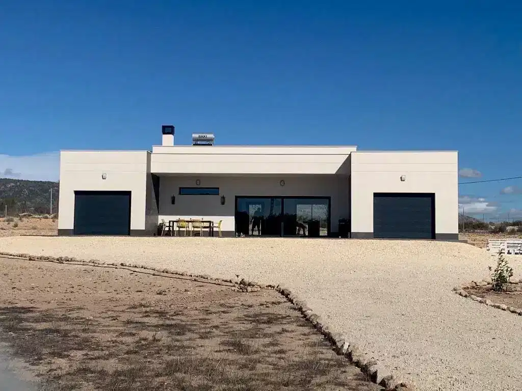 4-Bedroom, 3-Bathroom Villa with Customizable Design and Scenic Views in Pinoso