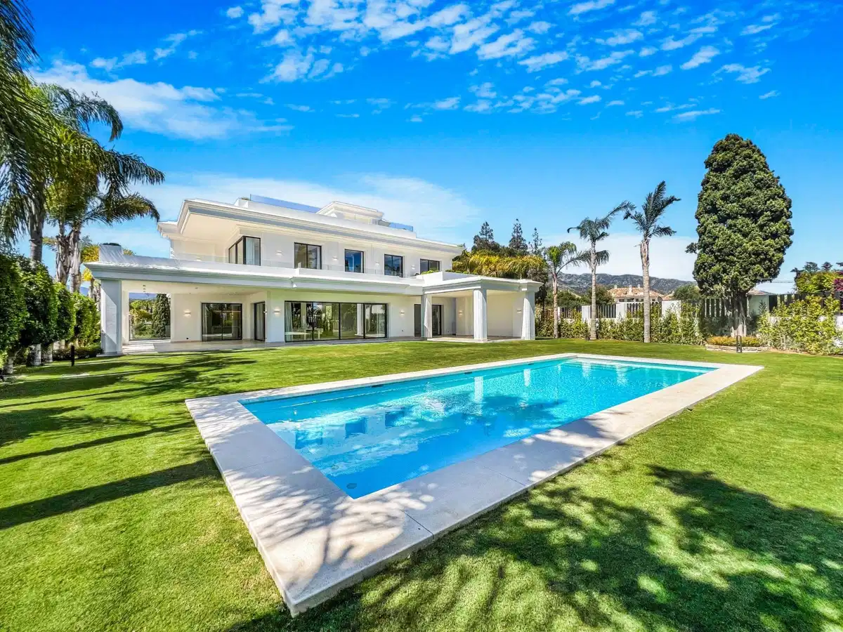 6-Bedroom, 6-Bathroom Luxury Villa in Lomas de Marbella Club with Panoramic Sea Views