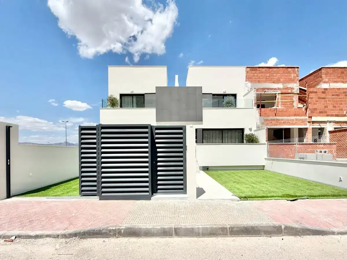 3-Bedroom, 2-Bathroom Modern Townhouse with Private Solarium and Communal Pool in Cox