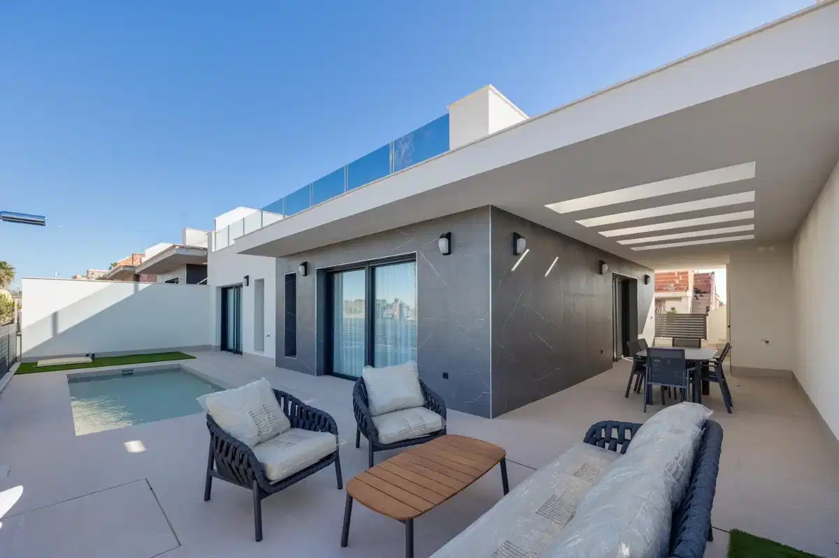 3-Bedroom, 2-Bathroom Villa with Private Pool and Rooftop Solarium in Torrevieja