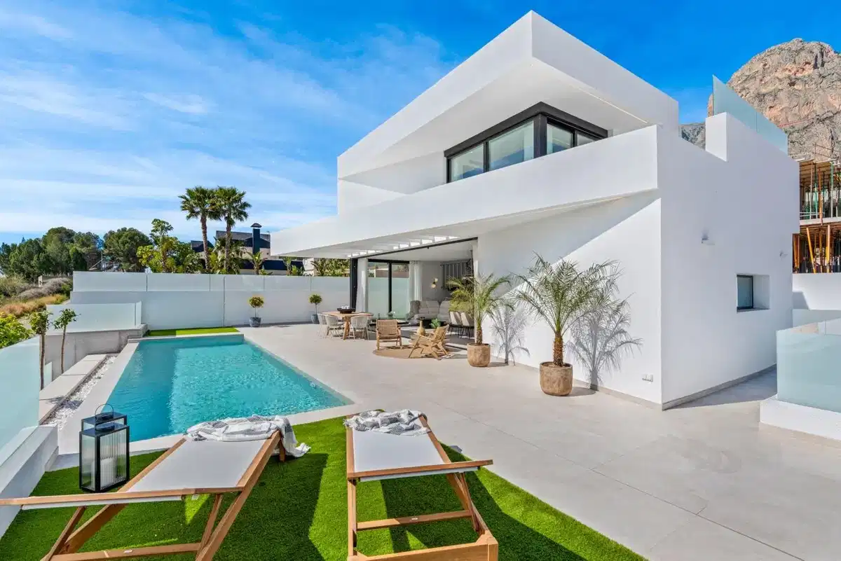 3-Bedroom, 3-Bathroom Modern Villa with Basement and Garage in Polop