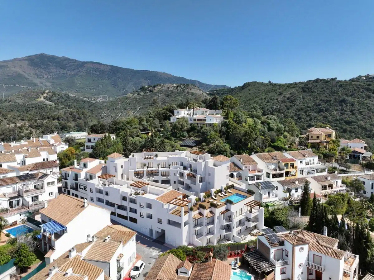 3-Bedroom, 2-Bathroom New-Build Apartment with Rooftop Pool in Central Benahavís