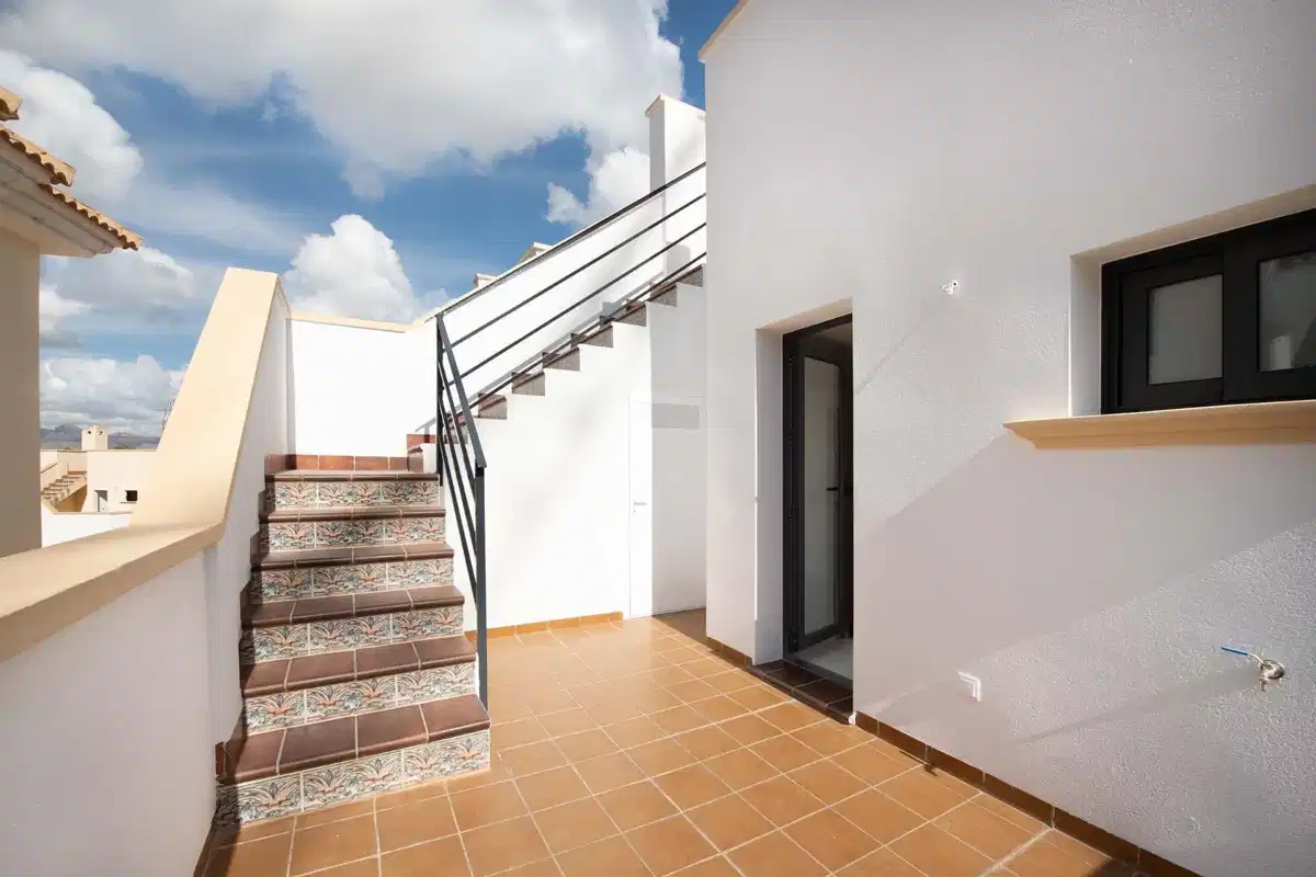 3-Bedroom, 2-Bathroom Top Floor Bungalow with Solarium and Communal Pool in Cox, Alicante