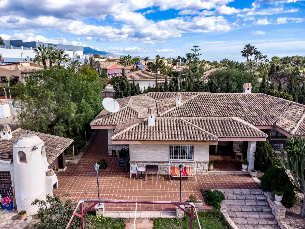 6 bedrooms, 3 bathrooms Villa in Benidorm