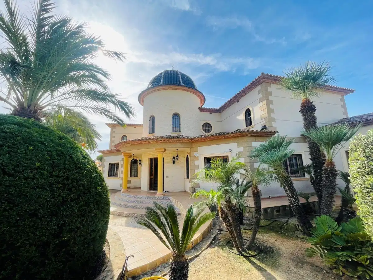 6 bedrooms, 4 bathrooms Villa in Altea