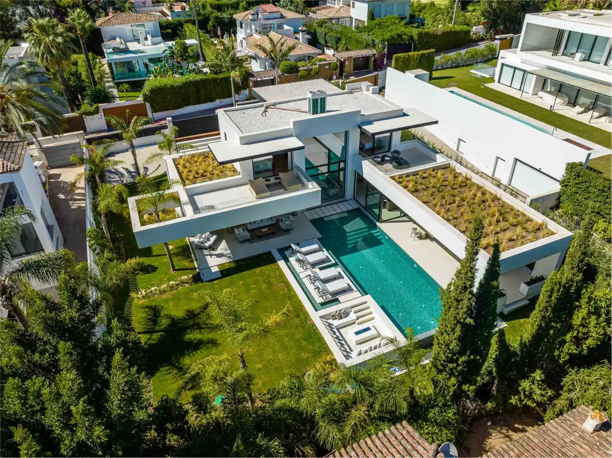 5 bedrooms, 6.5 bathrooms Villa in Nueva Andalucía