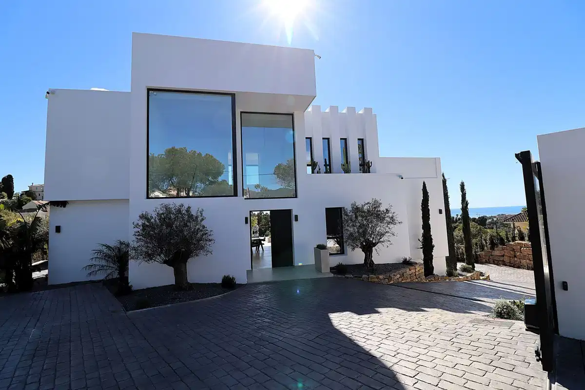 4 bedrooms, 6 bathrooms Villa in Elviria