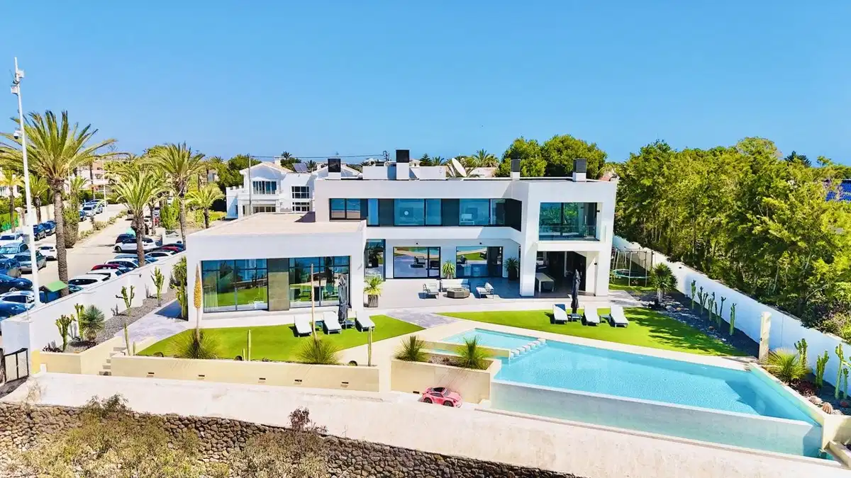 4 bedrooms, 6 bathrooms Villa in Cabo Roig