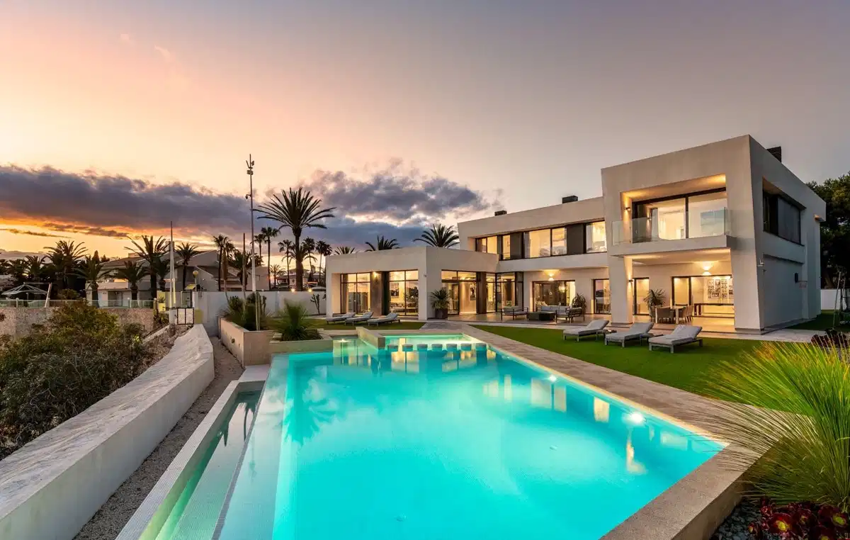 6 bedrooms, 6 bathrooms Villa in Cabo Roig