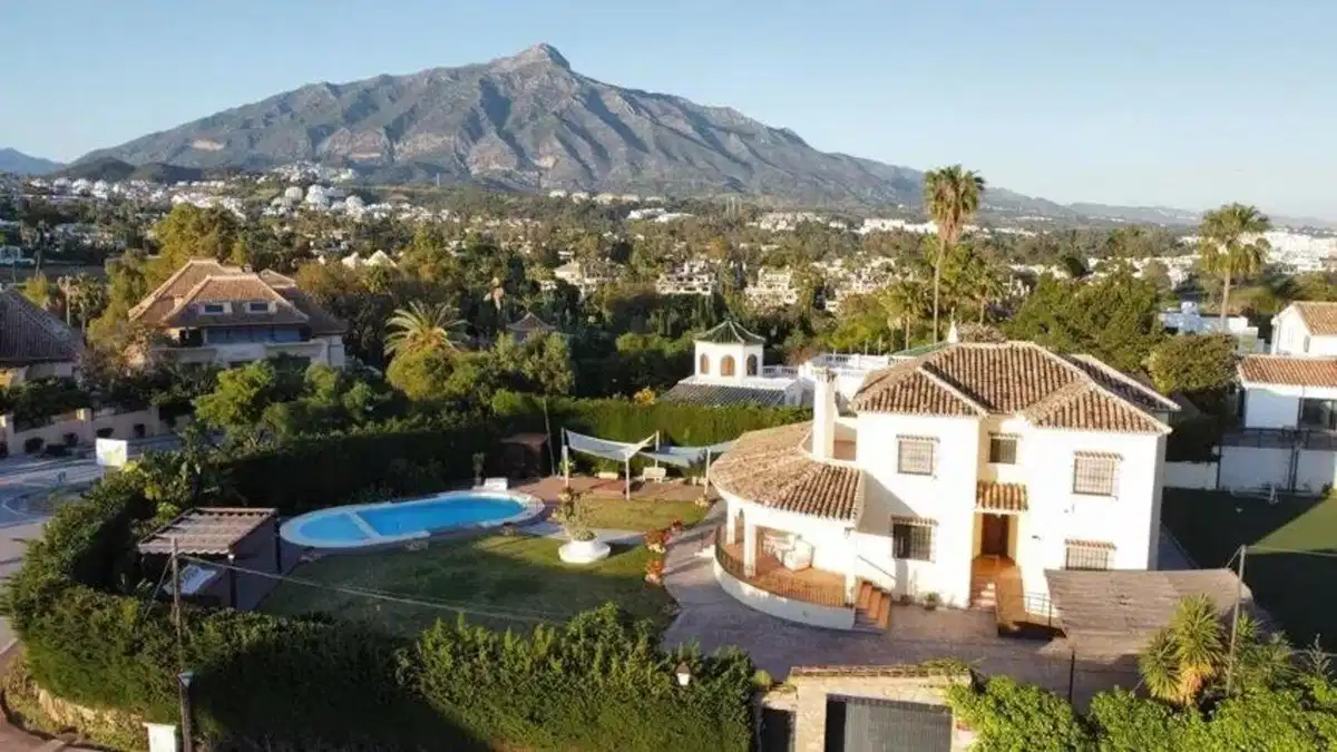 6 bedrooms, 4 bathrooms Villa in Nueva Andalucía