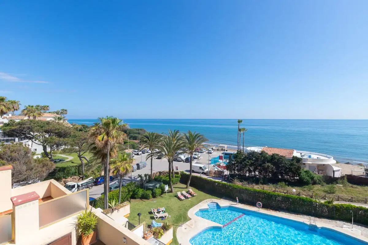 2 bedrooms, 2 bathrooms Penthouse in Elviria