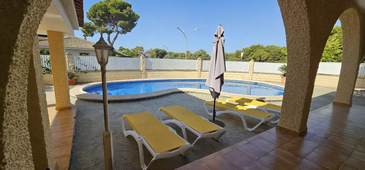 5 bedrooms, 3 bathrooms Villa in Campoamor