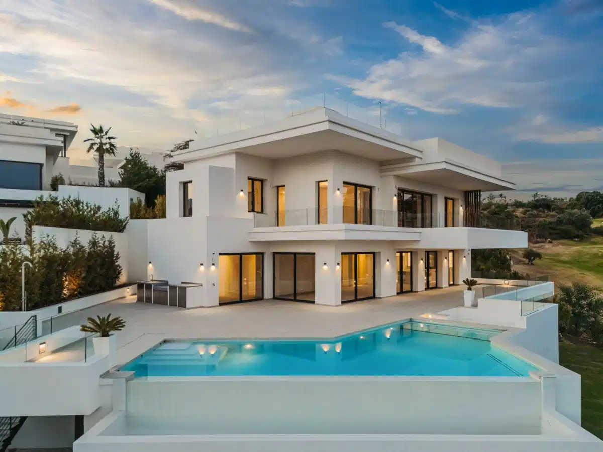 4 bedrooms, 4.5 bathrooms Villa in Estepona