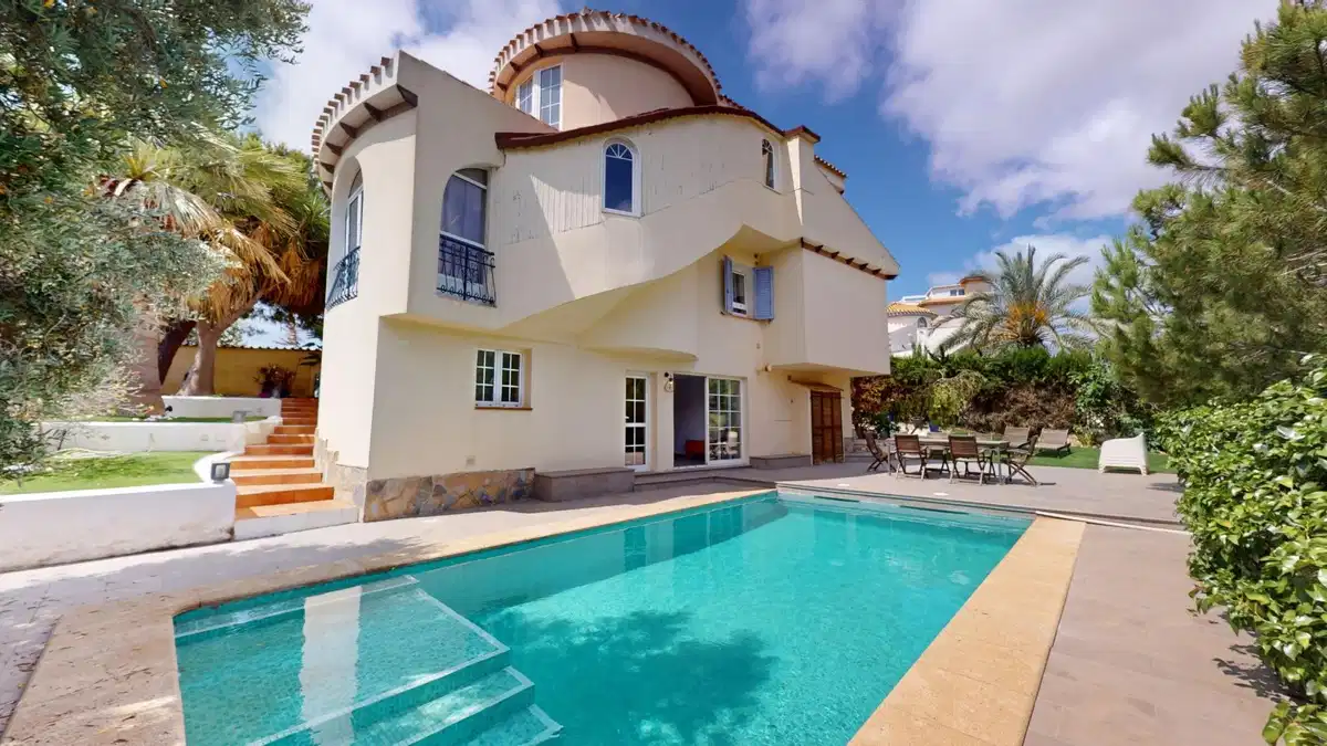 5 bedrooms, 3 bathrooms Villa in Orihuela Costa