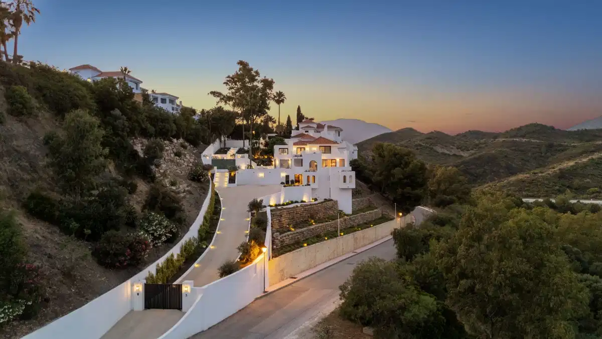 5 bedrooms, 5 bathrooms Villa in Nueva Andalucía