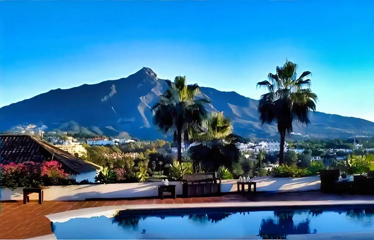 5 bedrooms, 6 bathrooms Villa in Nueva Andalucía