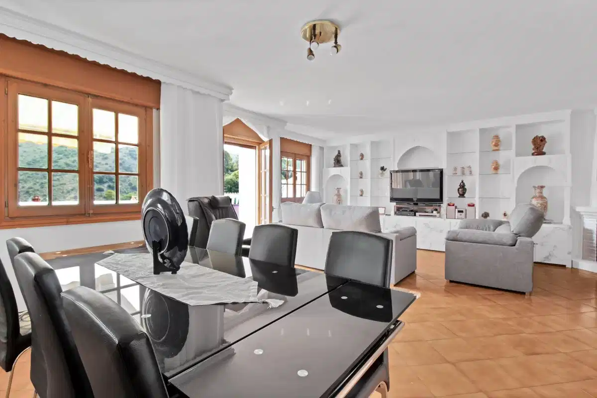 5 bedrooms, 4 bathrooms Duplex in Benahavís