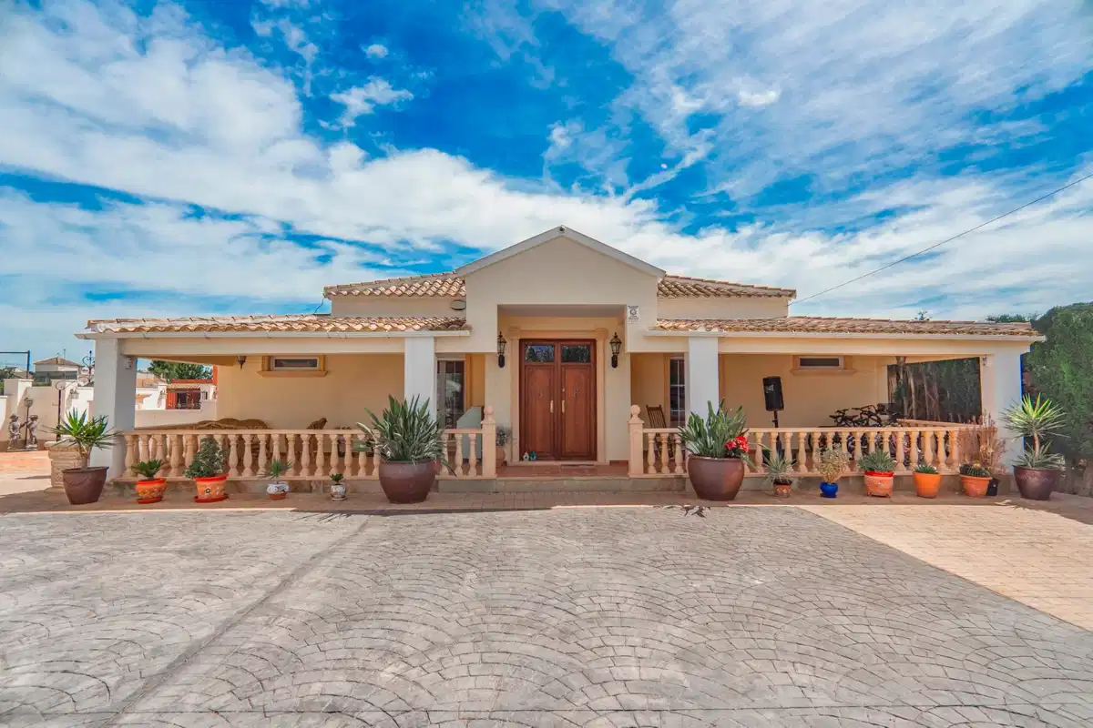 6 bedrooms, 3 bathrooms Villa in Heredades