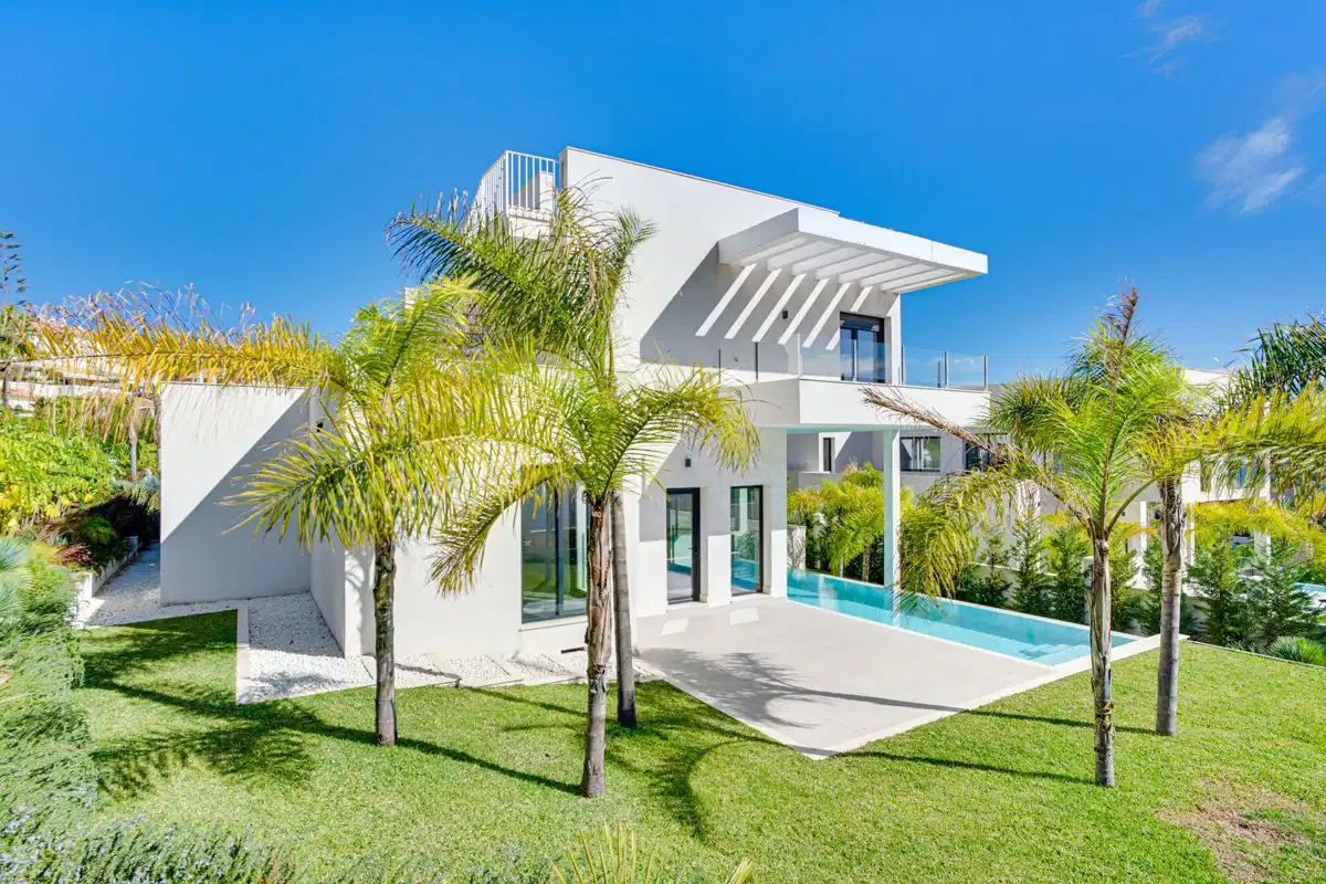 4 bedrooms, 4.5 bathrooms Villa in Elviria