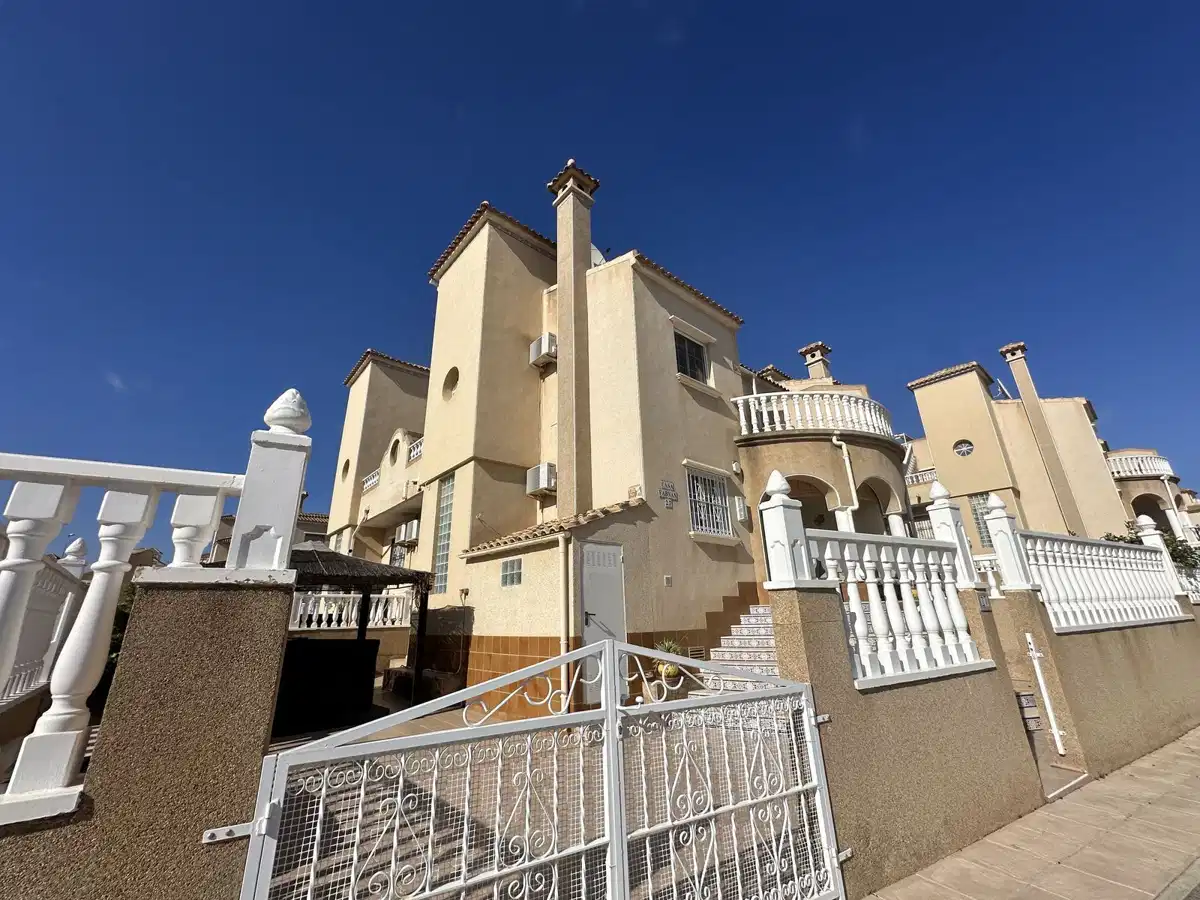 3 bedrooms, 2 bathrooms House in Alicante