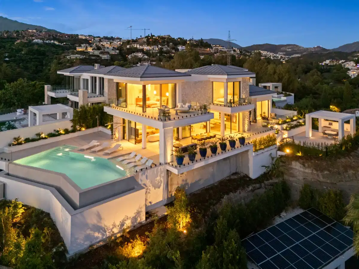 5 bedrooms, 5.5 bathrooms Villa in Benahavís