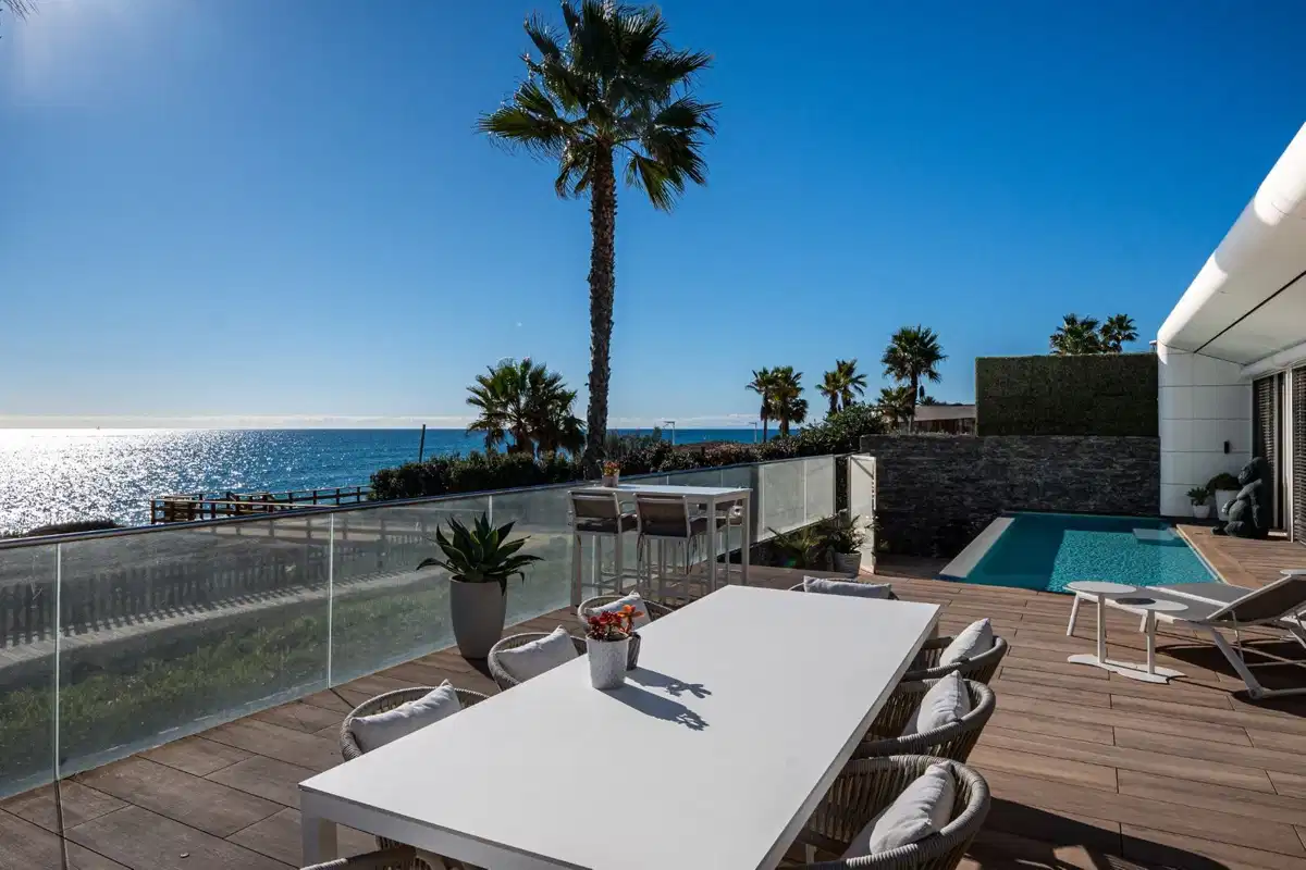 4 bedrooms, 3.5 bathrooms Villa in Estepona