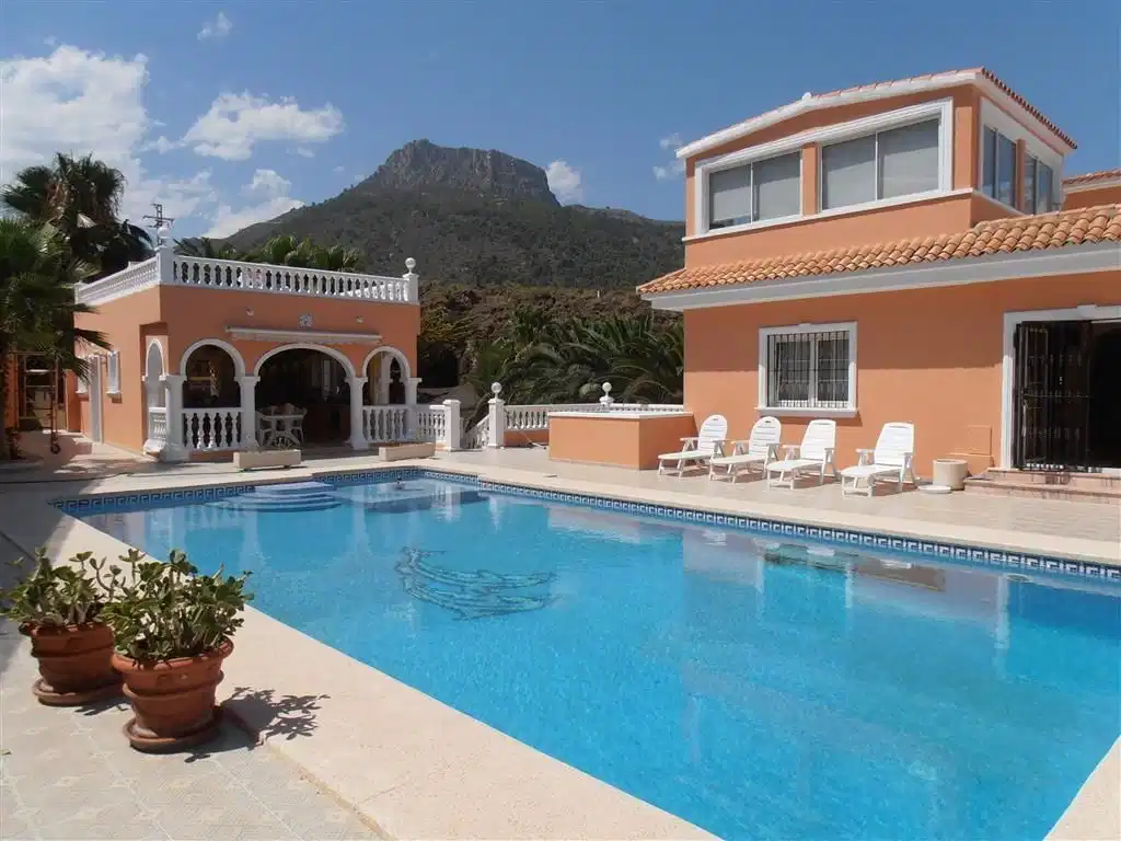 5 bedrooms, 4 bathrooms Villa in Calpe