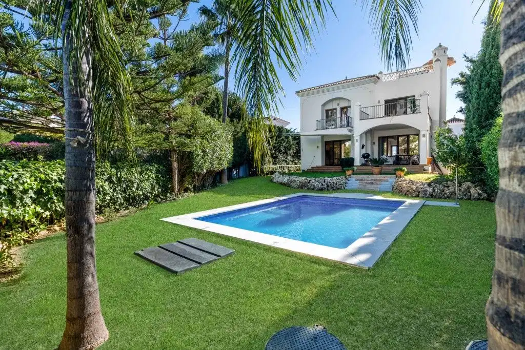 4 bedrooms, 3.5 bathrooms Villa in Estepona